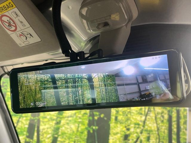 【デジタルルームミラー】後席の大きな荷物や同乗者で後方が確認しづらい時でも安心！カメラが撮影した車両後方の映像をルームミラー内に表示。クリアな視界で状況の確認が可能です！