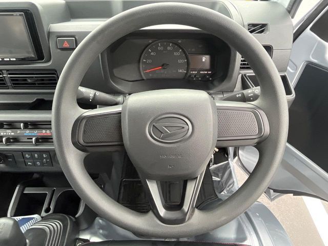 インテリアに合わせたデザインのステアリングは、運転される方のことも考え、運転しやすい形状、大きさです。是非一度、実際に触ってお確かめください。