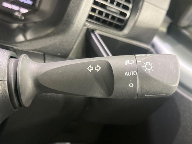 【オートライト】周りの明るさに応じて自動でヘッドライトの点灯・消灯ができる機能です！ライトの付け忘れ・消し忘れなどが無くなり、雨の日や夕方の走行も安心！トンネル通過時も便利ですね♪