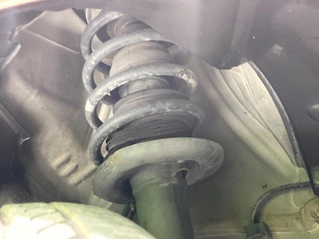 お車を安心してお乗りいただく為には、足回りの定期点検が欠かせません。サービスサポート（有償保証）では無料点検もご提供しており、安心のカーライフをお過ごしいただけるサポート体制が整っています。