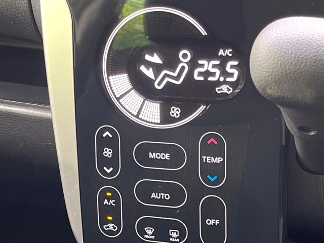 【オートエアコン】一度お好みの温度に設定すれば、車内の温度を検知し風量や温度を自動で調整。暑い…寒い…と何度もスイッチ操作をする必要はありません。快適な車内空間には必須の機能ですね♪