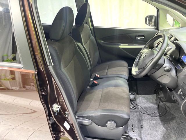 運転席シート廻りは使用感も少なく、良好な状態となっています。丁寧に使われていたことがよくわかりますね。