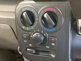 寒い冬も暑い夏も全席に快適な空調を届けてくれる、ダイヤル式エアコンを装備♪