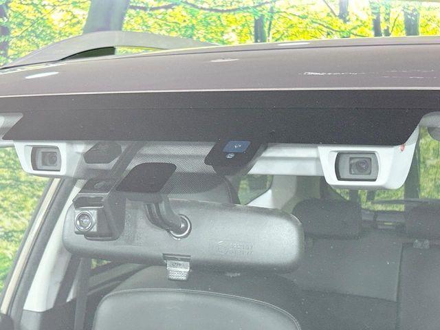 【アイサイトVer3】前方の車両等を検知し、衝突しそうな時は警報で注意を促し、ブレーキを踏む力をサポート。ブレーキを踏めなかった場合は衝突被害軽減ブレーキが作動、衝突回避をサポートします。
