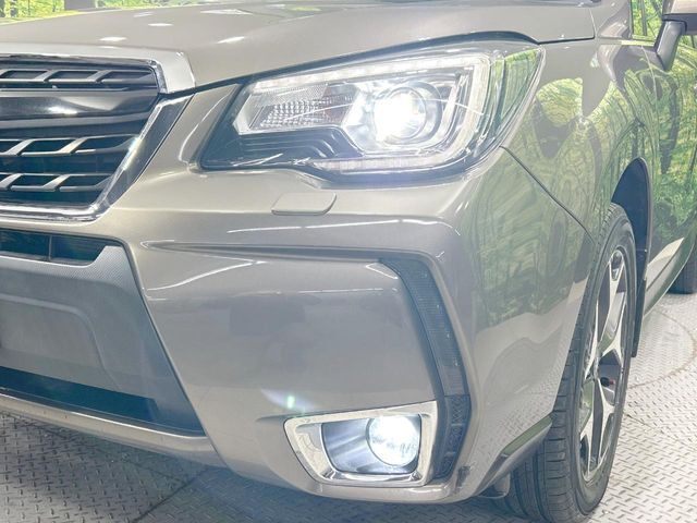 【LEDヘッドライト】悪天候や夜間走行時も良好な視界を確保し安心して運転できる高輝度LEDヘッドライトを装備！点灯速度が早く、消費電力も抑えられています。
