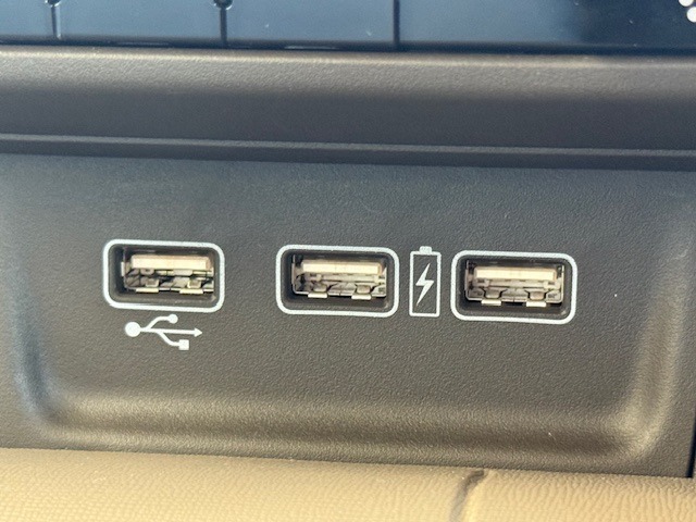 USBがついているのでスマホによる音楽再生や長距離ドライブでバッテリーの残量が減ってしまった時、移動時間に車内で充電することができるのでとても便利です。