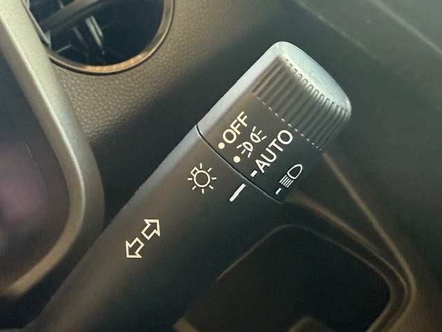 【オートライト】周辺が暗くなるとライトが自動で点灯し、明るくなると自動で消灯する便利な機能です。「AUTO」と書かれた箇所にレバースイッチを指定すると日没時やトンネル進入時に自動でライトが点灯します。