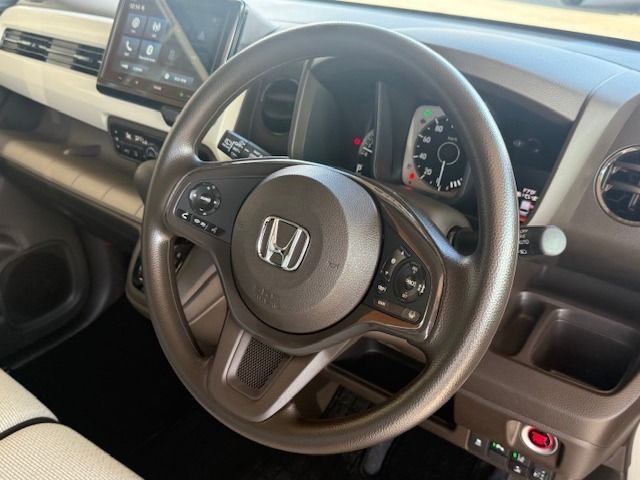 【ステアリングスイッチ】が付いており運転中に前方から目線をそらすことなくオーディオ等の操作が可能なので安心・快適にカーライフをお楽しみいただけます。