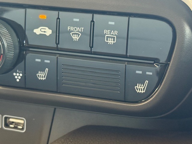 シートヒーターはエアコンと違い外気温などにほぼ左右されず数分で暖かさを感じることができます。また車内の乾燥を防いでくれる冬場に大活躍の機能です。