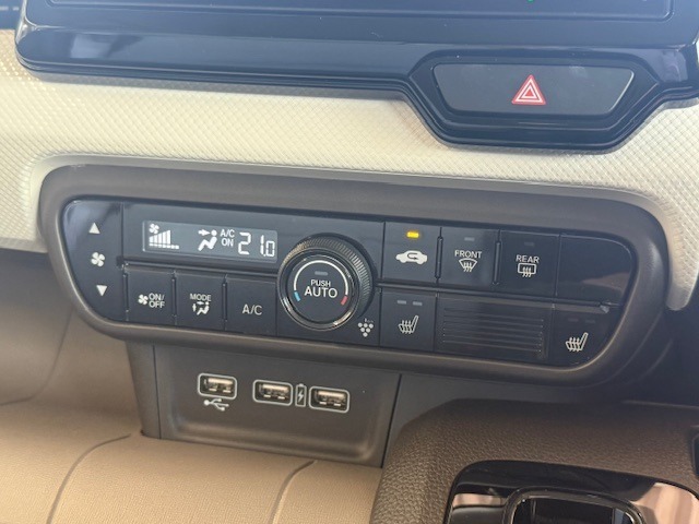 プラズマクラスター搭載でウィルスやカビ菌を抑制して気になるニオイの原因を分解・除去、さらにはオートエアコン機能で設定した温度に自動で調整し快適な車内空間を保ってくれます。