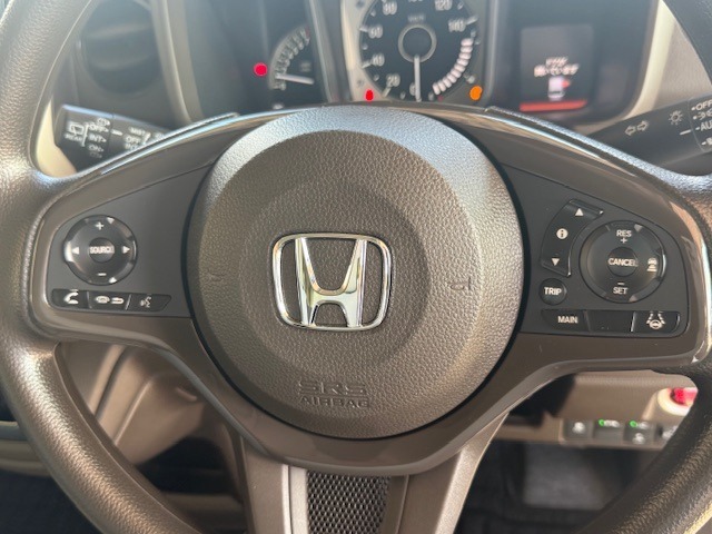 【ステアリングスイッチ】が付いており運転中に前方から目線をそらすことなくオーディオ等の操作が可能なので安心・快適にカーライフをお楽しみいただけます。