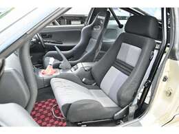 運転席は人気のBRIDE製LowMAXに変更済。大きく目立つような切れも御座いません。ご希望に応じてRECARO製などのセミバケットシートにもお得な金額にて変更可能です。お気軽にご相談下さいませ