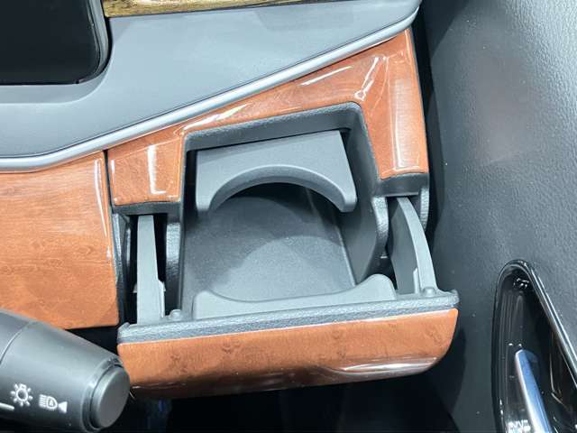 運転席側のドリンクホルダーです