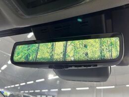 【デジタルインナーミラー】後席の大きな荷物や同乗者で後方が確認しづらい時でも安心！カメラが撮影した車両後方の映像をルームミラー内に表示。クリアな視界で状況の確認が可能です！