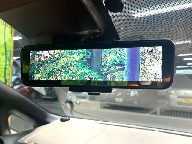 【インテリジェントルームミラー】後席の大きな荷物や同乗者で後方が確認しづらい時でも安心！カメラが撮影した車両後方の映像をルームミラー内に表示。クリアな視界で状況の確認が可能です！
