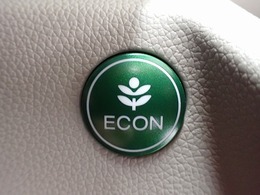 エンジン、エアコンなどを制御し低燃費な『ECONモード』に、また走りを楽しみたいとき、空調など快適性を重視したいときにはスイッチOFFで通常モードに切り替えができます！