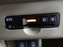 デザインスッキリのビルトイン『ETC』！高速道路の特典はもちろん、キャッシュレスなので料金所では徐行するだけで通過可能です！