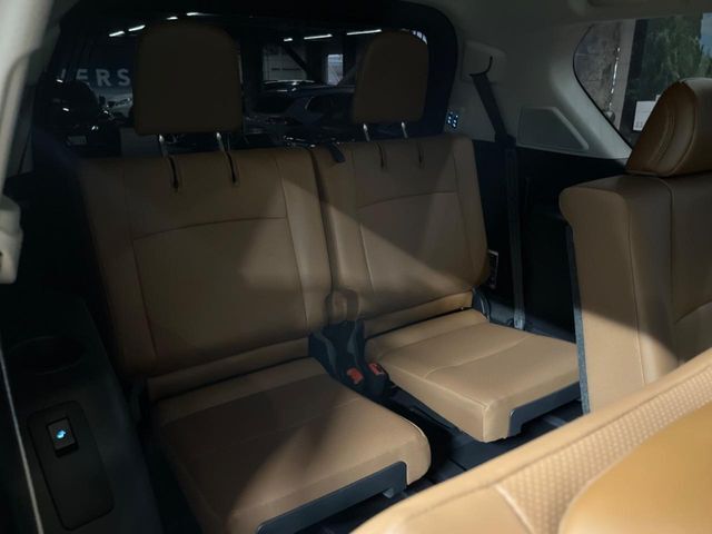 床下収納式のサードシートです。座席部分をコンパクトに収納でき、広大な荷室スペースとしてお使いいただけます！乗車人数や荷物の量など利用シーンに合わせて3列目を有効活用でき、とっても便利♪