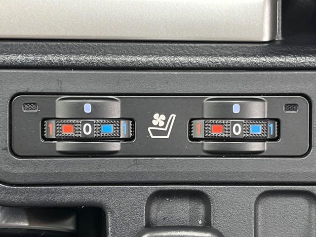 【シートベンチレーション】夏場は涼しい風でお尻や背中の熱やムレを防ぎ、冬はエアコンよりも早く温まってポカポカに！季節を問わず快適に過ごせます。