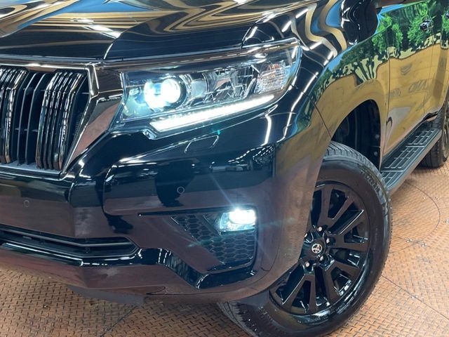 【LEDヘッドライト】悪天候や夜間走行時も良好な視界を確保し安心して運転できる高輝度LEDヘッドライトを装備！点灯速度が早く、消費電力も抑えられています。