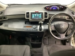 車内は光触媒抗菌消臭施工済です。インパネ周りはスタイリッシュなデザインで機能や装備も充実しています。グローブボックスやカップホルダーのほかにトレーなどたくさんの収納スペースが付いています。