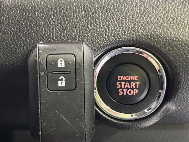 【キーレススタートシステム】カバンやポケットに入れたままでもドアの施錠・解錠が可能なスマートキーを装備。エンジンのオン・オフ時もカギを取り出す必要が無いからとっても便利です♪