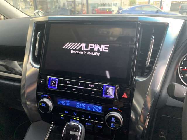 人気のALPINE　BIG-X11インチナビゲーションが装着されております！大画面の液晶ディスプレイで視認性と操作性に優れております！フルセグTVの視聴やBluetooth、CD＆DVD再生も可能です