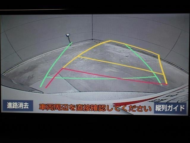 車庫入れや縦列駐車などの際に、後退操作の参考になるガイドラインをモニター画面に表示します。