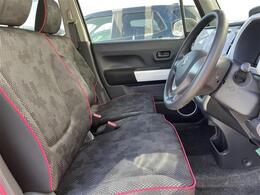 【運転席】座り心地が良いシートなので長時間の運転でも快適にお過ごしいただけます。新品のフロアマットのご注文も可能です。掲載箇所以外にご希望の写真がございましたらお気軽にお問い合わせ下さい。