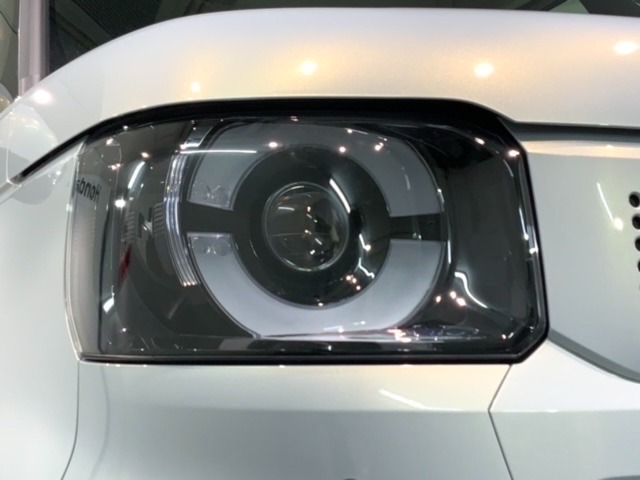 LEDヘッドライトは、点灯の瞬間から最大光量を発揮し、突然暗くなるトンネルなどでの安定感を高めます。
