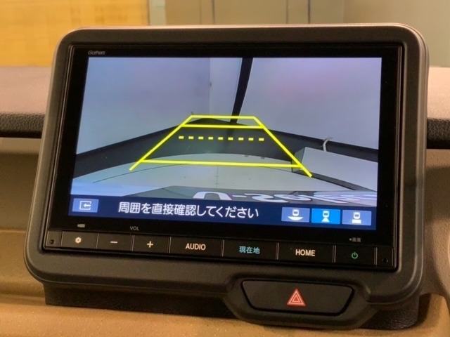 リバースギアに入れるだけで後方の表示へ切り替わります。夜間や雨の日の駐車も楽になりますよ。