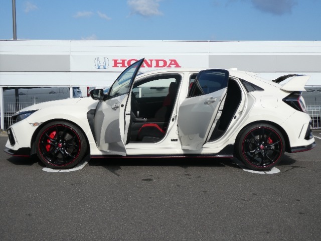 【センタータンクレイアウト】居住性を確保しかつ車体寸法は拡大せず車内スペースの拡大を実現しています