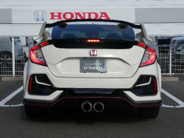 プライバシーガラスが装備されています。外を見るときには気にならずに、後方車両からは車内が見えにくい設計です、周りを気にせず、快適に運転できます。