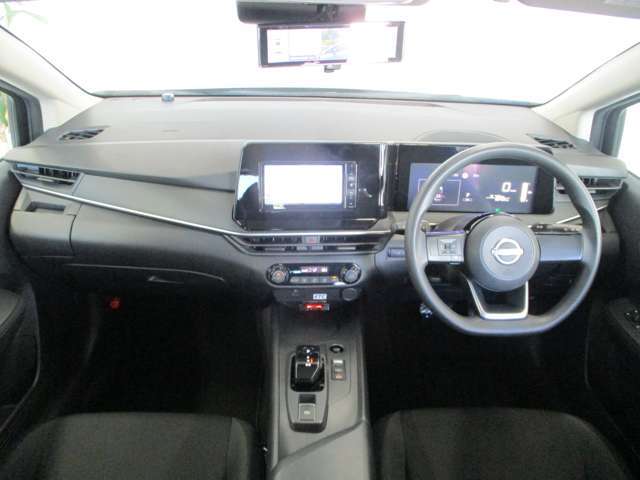 黒を基調としたスタイリッシュなデザインの運転席です。衝突被害軽減ブレーキ、レーンキープアシストなどの安心装備付き！