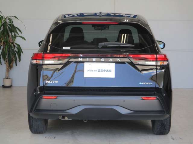 e-POWERとは、エンジンで発電してモーターで走るシステムです。そのため、燃費が良く、走り出しもなめらかです。走行モードの自動制御によって、ブレーキを踏む回数も減るなどのメリットも♪