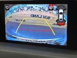 【サイド＆バックカメラ】停車・駐車時に死角になりがちな運転席から見えづらいサイドとリアの障害物を確認できます！雨天時や夜間などは特に活躍してくれるアイテムです。