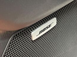 【BOSEサウンドシステム】メーカーオプションの高品位サウンドシステムを搭載。専用のチューニングが施された大小様々なスピーカーから良質なサウンドが奏でられ、臨場感あふれる音響空間を演出します。