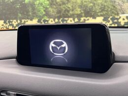 【マツダコネクトナビ】車内の雰囲気にマッチした一体型タイプのナビ。各種車輌設定やBluetooth再生等、様々な機能が楽しめます。直感的なダイヤル操作が可能で、使い勝手も良好です。