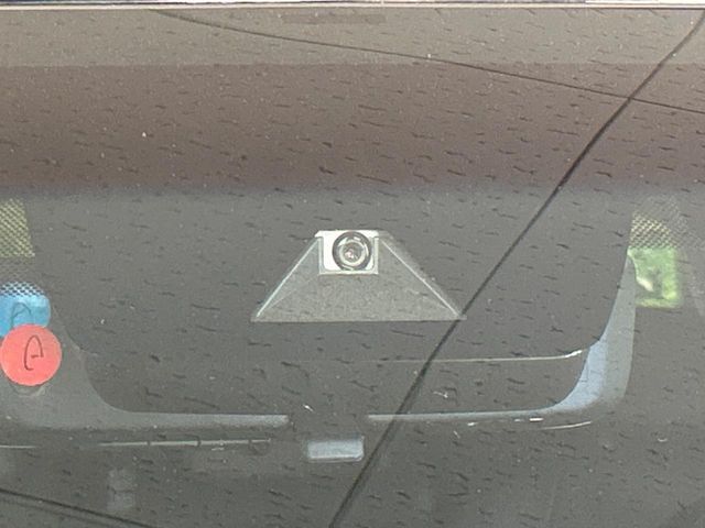 【トヨタセーフティセンス】走行中に前方の車両等を認識し、衝突しそうな時は警報とブレーキで衝突回避と被害軽減をアシスト。より安全にドライブをお楽しみいただけます。