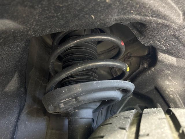 お車を安心してお乗りいただく為には、足回りの定期点検が欠かせません。サービスサポート（有償保証）では無料点検もご提供しており、安心のカーライフをお過ごしいただけるサポート体制が整っています。