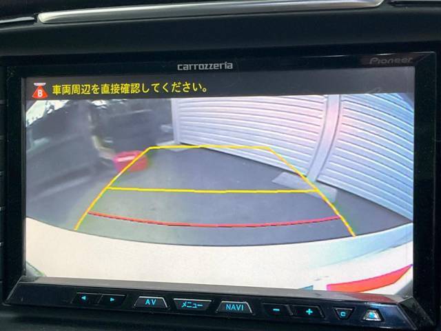 【バックカメラ】駐車時に後方がリアルタイム映像で確認できます。大型商業施設や立体駐車場での駐車時や、夜間のバック時に大活躍！運転スキルに関わらず、今や必須となった装備のひとつです！