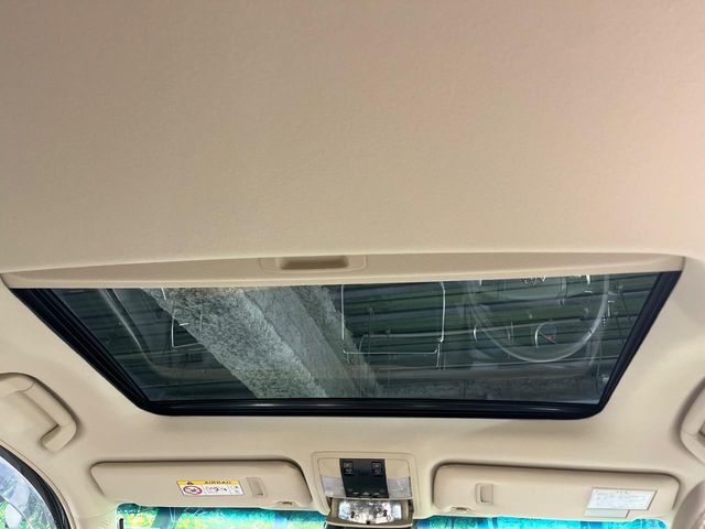 【サンルーフ】開放感たっぷりの希少装備、サンルーフが装着されています！車内に明かりを取り入れたり景色を楽しむ以外にも、車内の空気も簡単に換気できて快適です！
