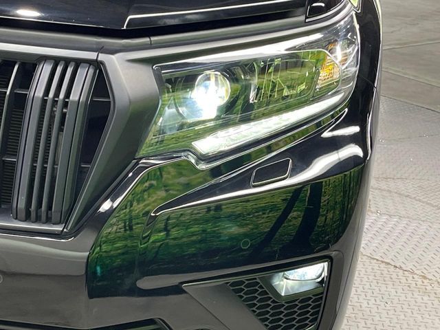 【LEDヘッドライト】悪天候や夜間走行時も良好な視界を確保し安心して運転できる高輝度LEDヘッドライトを装備！点灯速度が早く、消費電力も抑えられています。