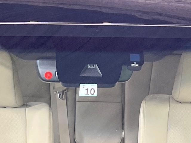 【プリクラッシュセーフティ】前方の車両等を検知し、衝突しそうな時は警報で注意を促し、ブレーキを踏む力をサポート。ブレーキを踏めなかった場合は衝突被害軽減ブレーキが作動、衝突回避をサポートします。