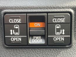 【両側パワースライドドア】スマートキーや運転席のスイッチで後席両側スライドドアの開閉が可能♪電動だから力を入れてドアを開ける必要が無く、小さなお子様でも簡単に開け閉めでき快適です♪