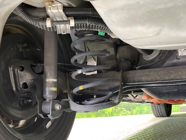 お車を安心してお乗りいただく為には、足回りの定期点検が欠かせません。サービスサポート（有償保証）では無料点検もご提供しており、安心のカーライフをお過ごしいただけるサポート体制が整っています。