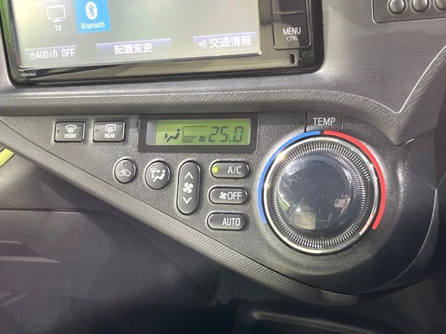 【オートエアコン】一度お好みの温度に設定すれば、車内の温度を検知し風量や温度を自動で調整。暑い…寒い…と何度もスイッチ操作をする必要はありません。快適な車内空間には必須の機能ですね♪