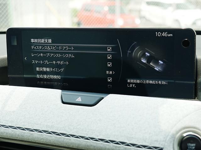 こちらのお車には先進安全装備が多数搭載されています。衝突被害を回避あるいは軽減するためのブレーキや、後方死角からの接近警報、車線逸脱を防止する警報装置など、詳しくはスタッフまでお尋ねください。