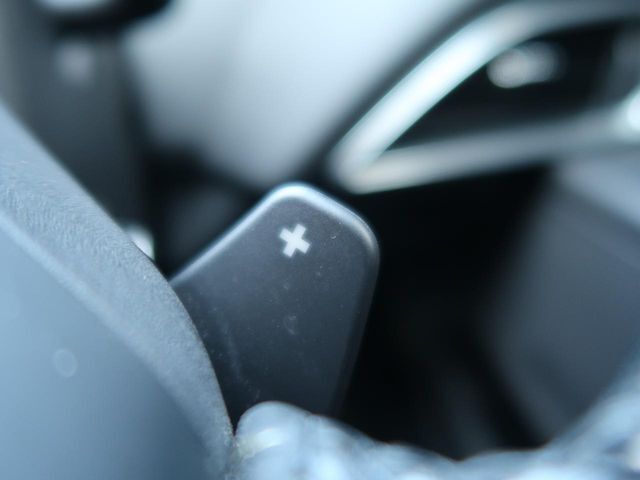 ◆ステアリングパドルシフト『ステアリング裏に備え付けられたパドルによりシフトチェンジを意のままに。スポーティな走りをお求めの方へ。』