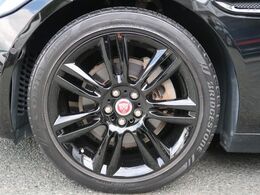 純正18インチアルミ『こだわりを持ってモデル別にデザインされています。しつこい鉄粉や錆に高い効果を発揮する「ホイールコーティング」の施工も受付中！お気軽に担当営業までご相談ください。』